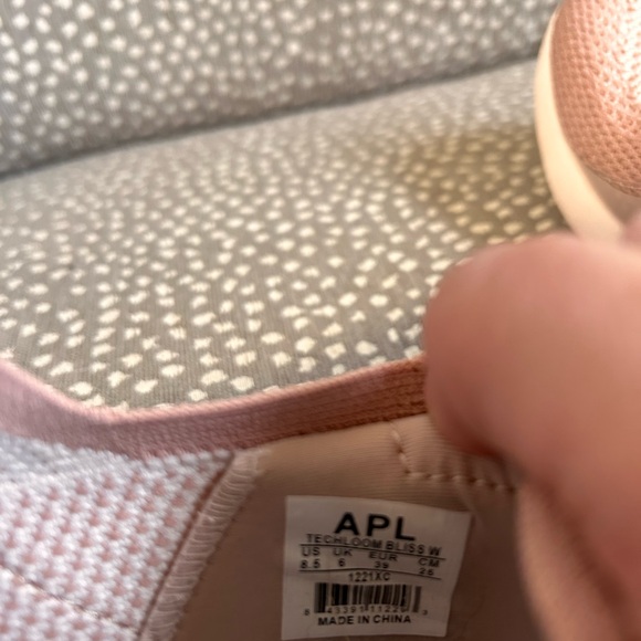 Like New Never Worn APL Techloom Bliss Sneakers Size 8.5 - Picture 4 of 4